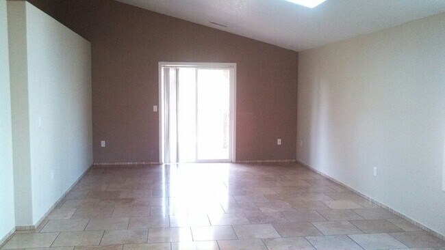 Building Photo - 3035 NE Buel Dr