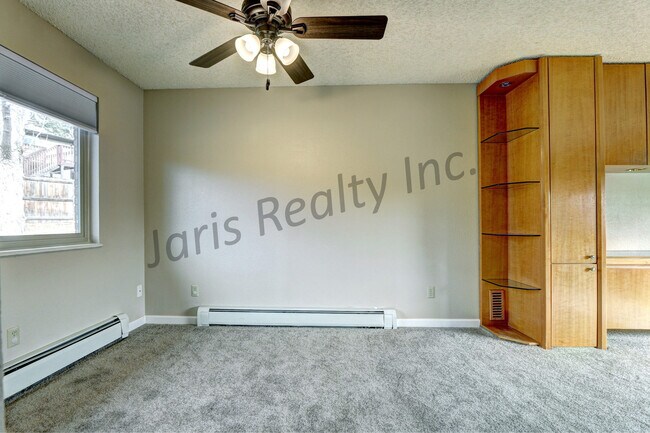 Building Photo - Charming Cul-De-Sac Home Near Downtown Castle Rock. Fantastic Fenced Backyard!