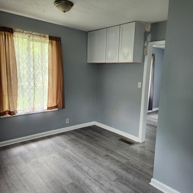 Building Photo - 4206 E 33rd St