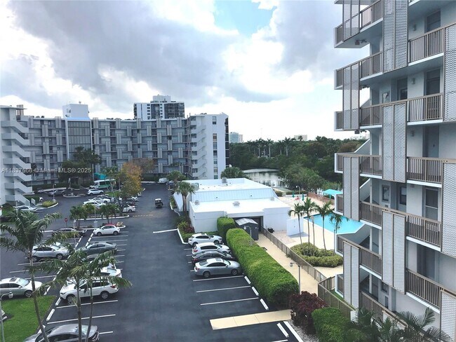Building Photo - 3475 N Country Club Dr