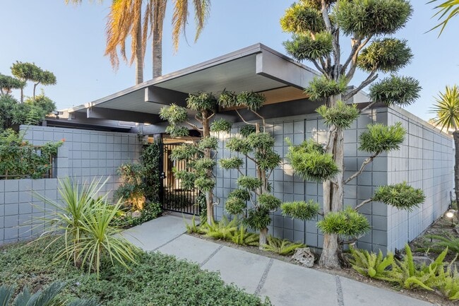 Building Photo - 10347 Cozycroft Ave