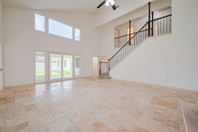 Building Photo - 982 W Donovan St