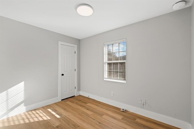 Building Photo - 915 Avenue E