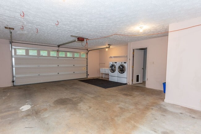 Building Photo - 4 Bed, 2.5 Bath Single Family Home in Winc...