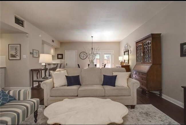Living Area - 3005 Tanglewood Park W