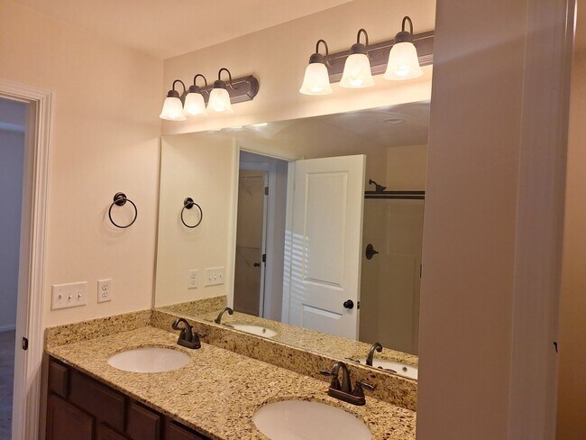 Building Photo - Wonderful Three Bedroom Home in Northeast ...