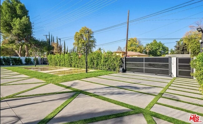 Building Photo - 22616 Oxnard St