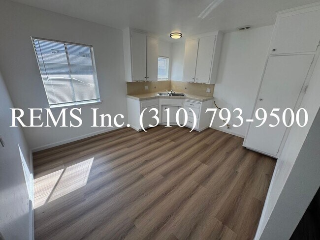 Building Photo - Refurbished Unit with a 1 Car Garage and L...