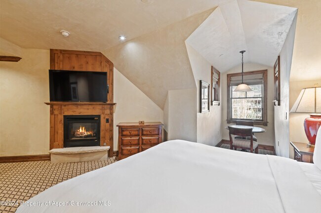 Building Photo - 415 E Dean St