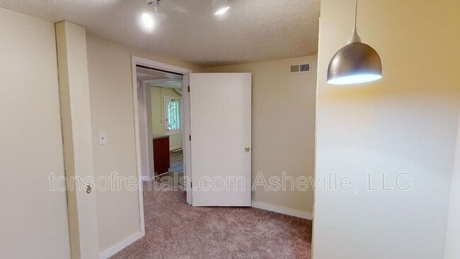 Building Photo - 422 Old Buckeye Cove Rd