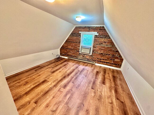 Building Photo - Spacious 6 bedroom 3.5 bath Tudor Townhouse w/Deck close to Georgetown University & Hospital