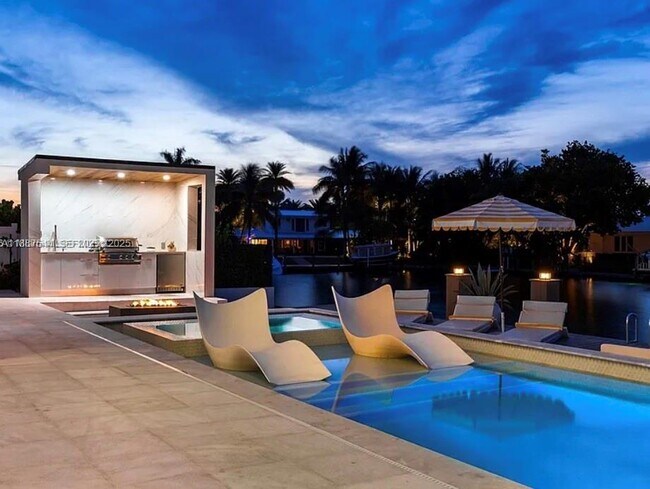 Building Photo - 2225 NE 19th St