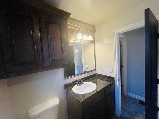 Building Photo - Charming 4-Bed, 2-Bath Home in Yukon - Gated Community in Mustang Public School District!