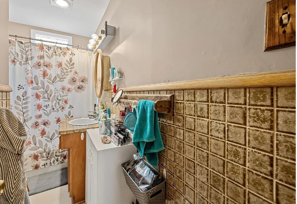 Bathroom - 887 James Ave