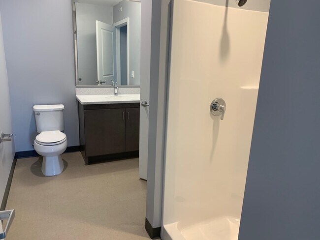 Building Photo - 10 E Ridge Dr