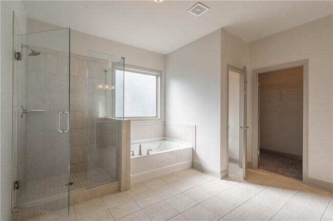 Building Photo - 2121 Spring Sound Ln