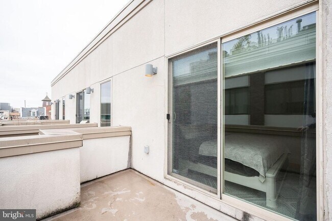 Building Photo - 623 N Bodine St