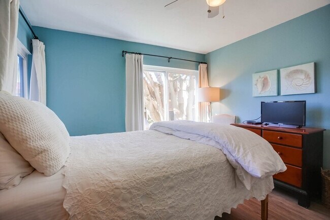 Building Photo - 453 S Sierra Ave