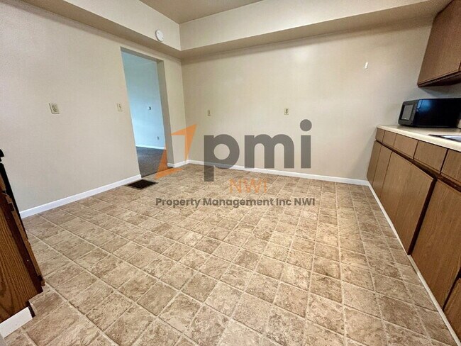 Building Photo - 1302 2nd St