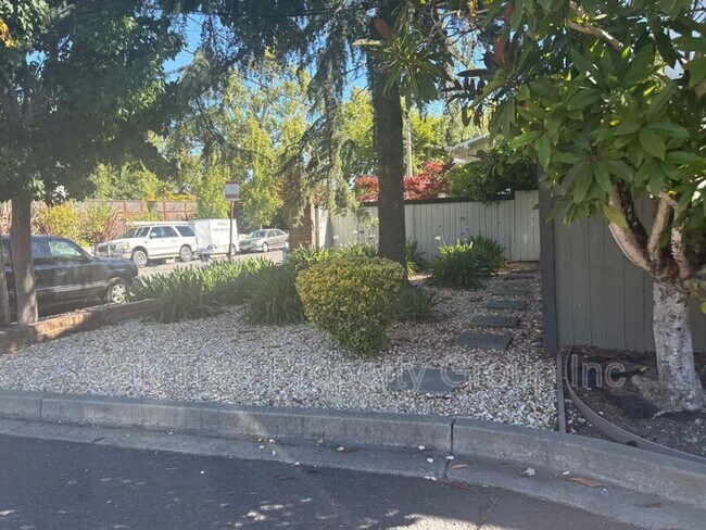 Building Photo - 418 6th St