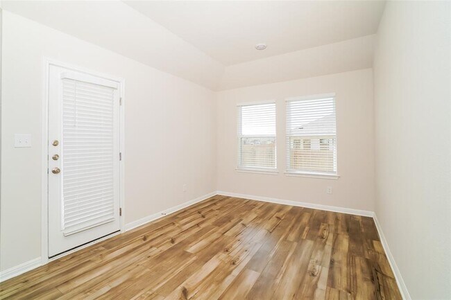 Building Photo - 1003 Round Bale Rd