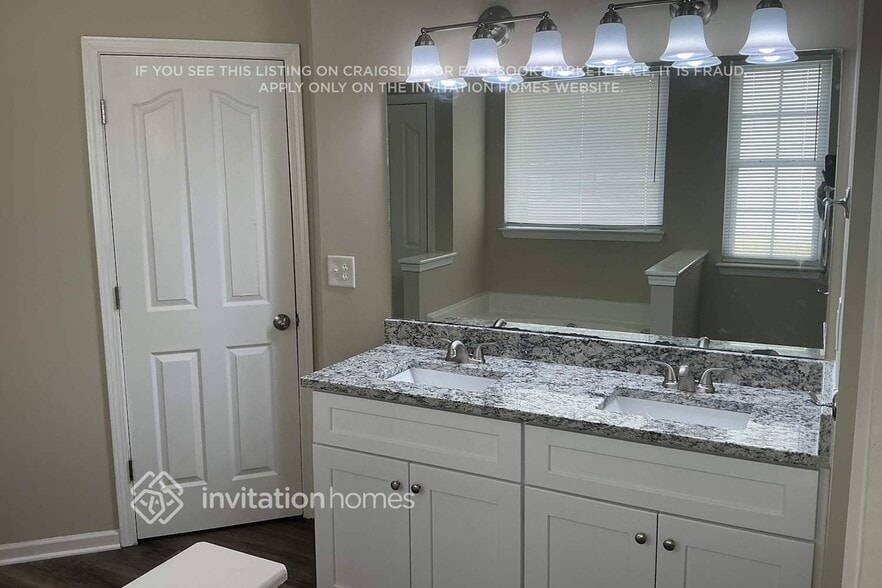 Building Photo - 15232 De Havilland Dr