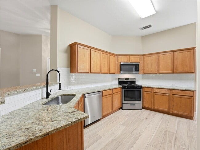 Building Photo - 1004 Downridge Dr
