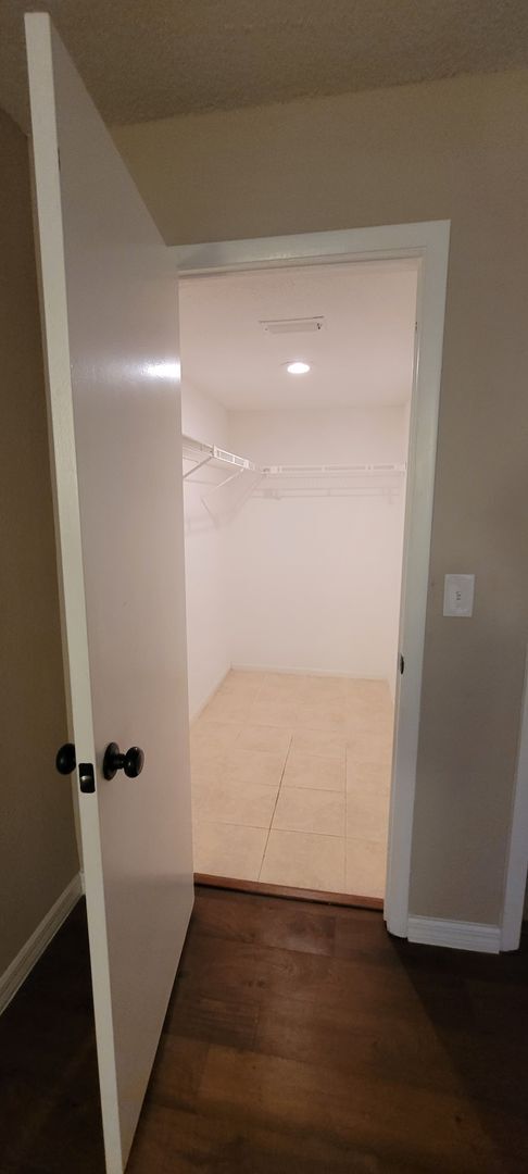 Building Photo - Modern One-Story Ground Floor Condo, Conve...