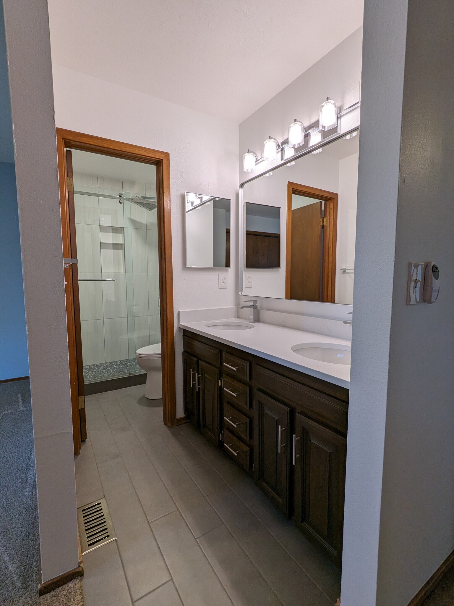 Primary Ensuite - 525 Manhattan Dr