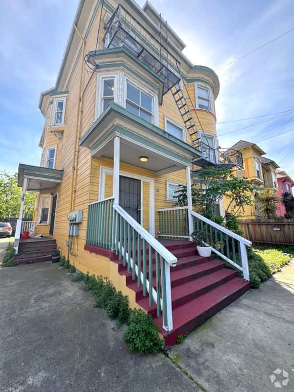 Building Photo - 871 27th St
