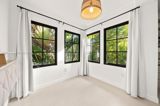 Building Photo - 151 NE 43rd St