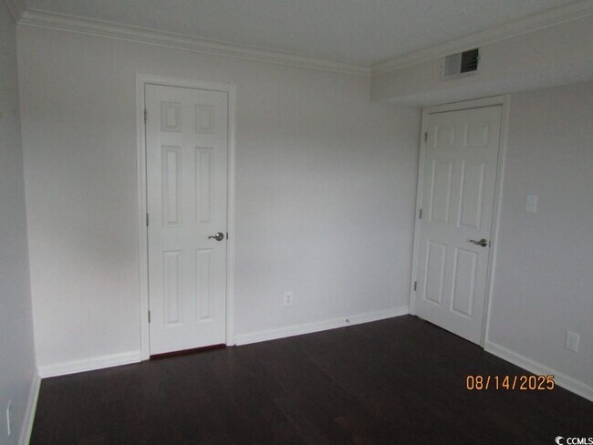 Building Photo - 4560 Greenbriar Dr