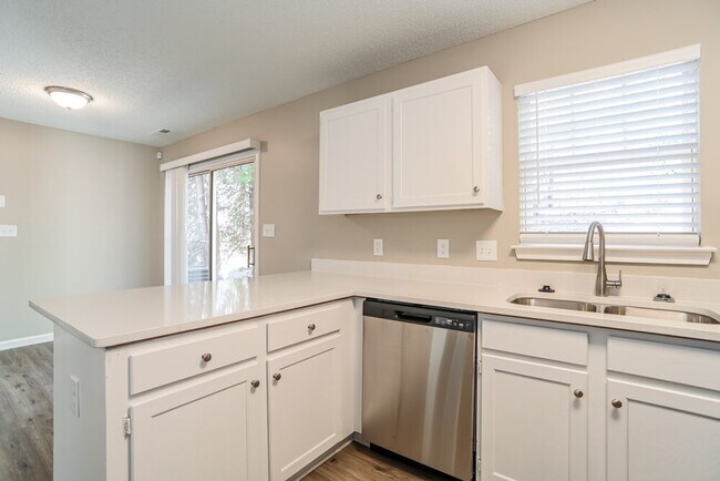 Building Photo - 230 Amir Cir