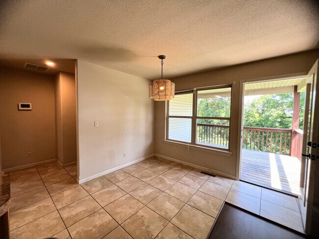 Building Photo - Fenced home close to FLW!