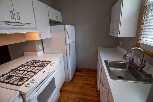 Building Photo - Large Townhome w/ garage in sought after Gate District!