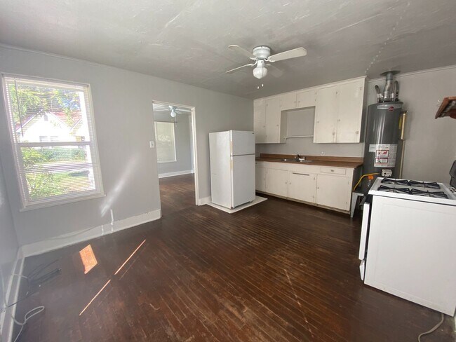 Building Photo - Ave G-5009