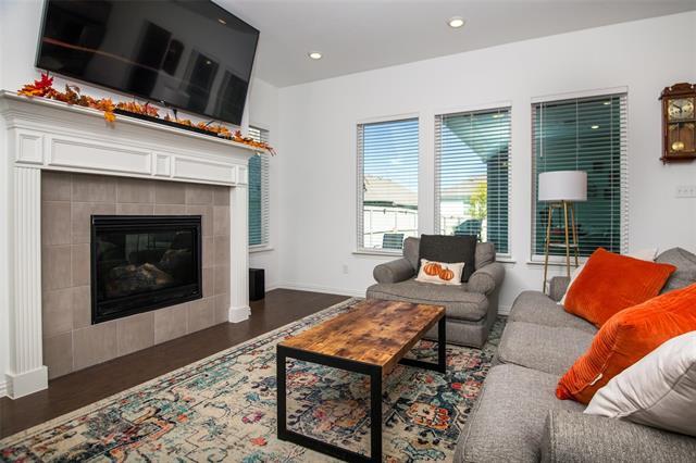 Building Photo - 2408 Elm Pl