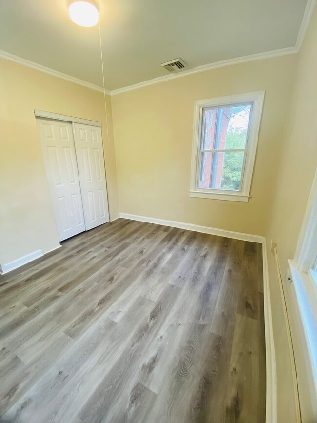 Building Photo - 7 Maple St