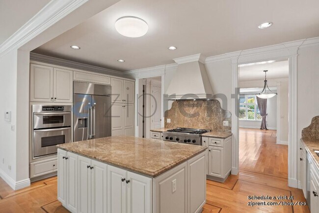 Building Photo - 1320 Drake Ave