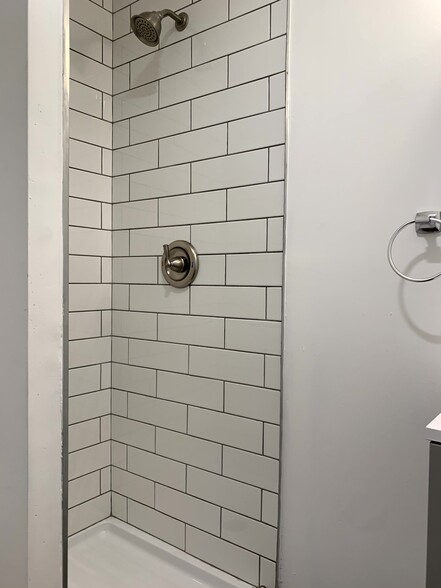 Building Photo - 411 Sample St