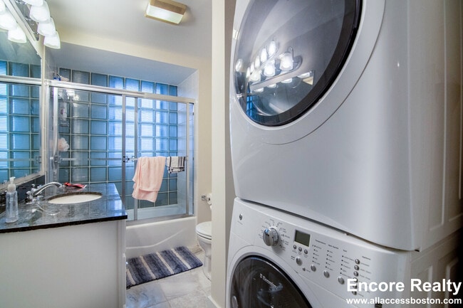 Building Photo - 448 Park Dr