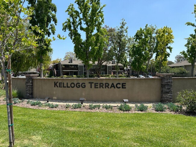 Building Photo - Beautiful 3 Bed 2 Bath Condo in Yorba Linda with Greenbelt Views