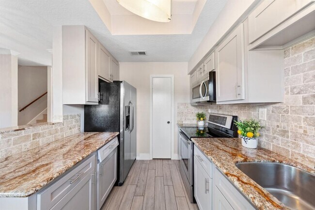 Building Photo - 7700 Creekbend Dr