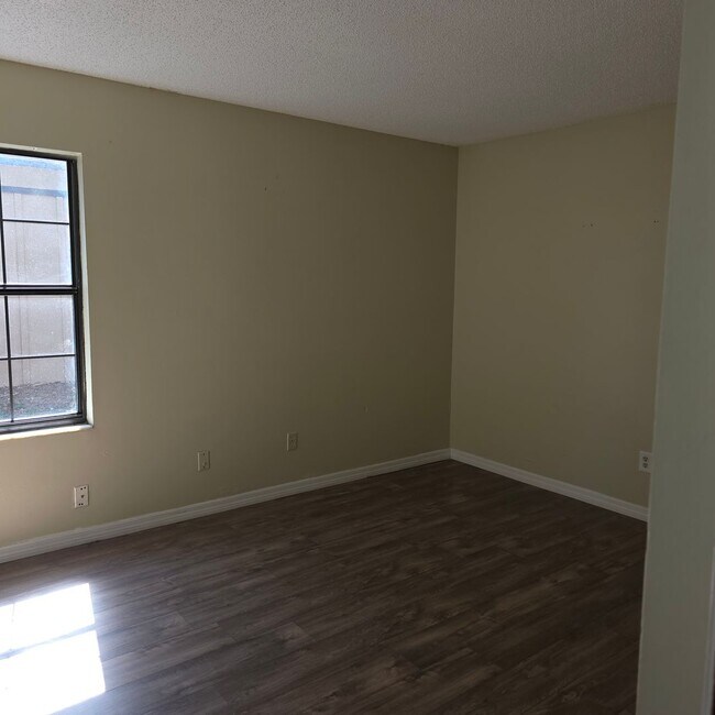 Building Photo - 484 Tamarac St