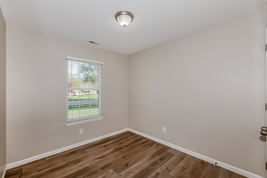 Building Photo - 450 Southgate Dr