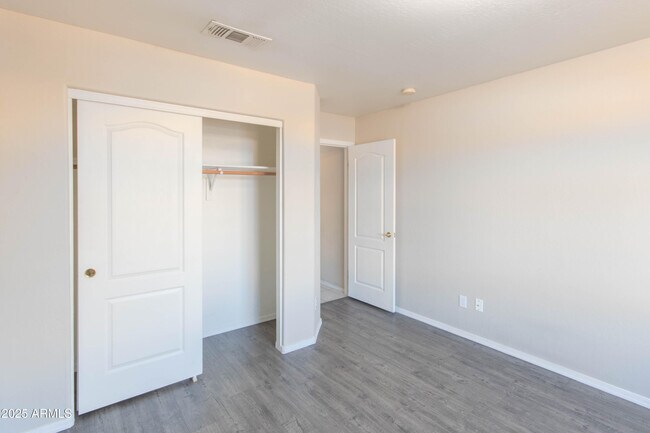 Building Photo - 213 W Caroline Ln