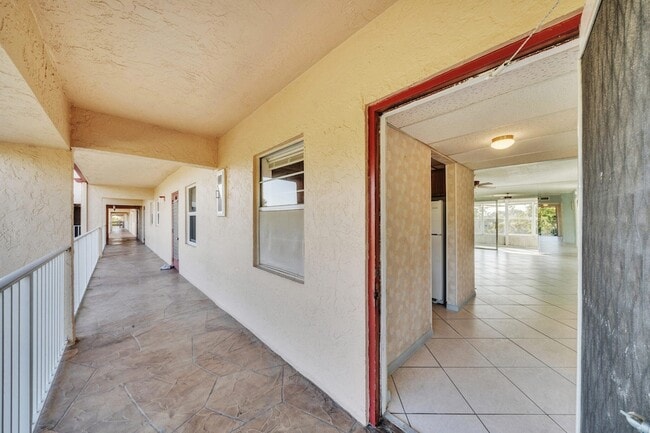 Building Photo - 1035 Country Club Dr