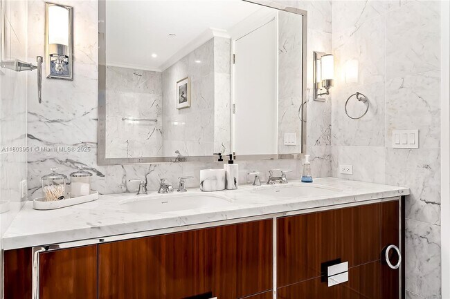 Building Photo - 15701 Collins Ave