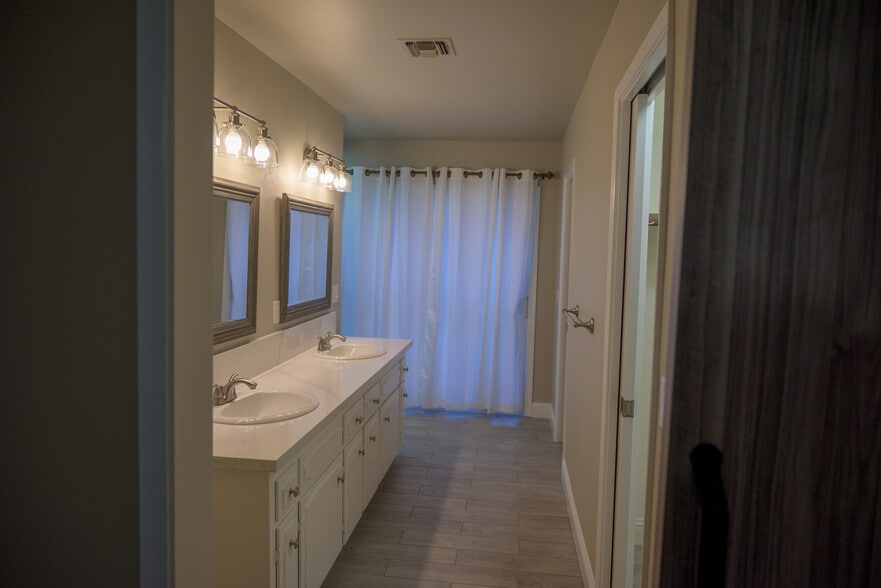 Building Photo - 1822 Cougar Ln