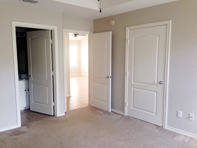 Building Photo - AVAILABLE! 3 Bedroom Duplex for Rent in Lindale!